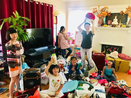 Bên trong phòng khách ấm cúng, có lò sưởi, cạnh đó là bàn ăn. Ảnh: Khám phá.