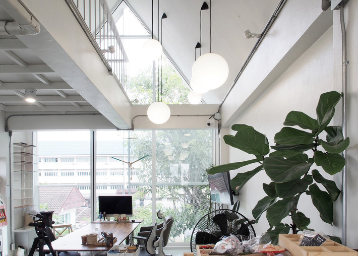 Tầng hai được sử dụng cho việc lắp ráp và một studio có vị trí trên tầng ba.