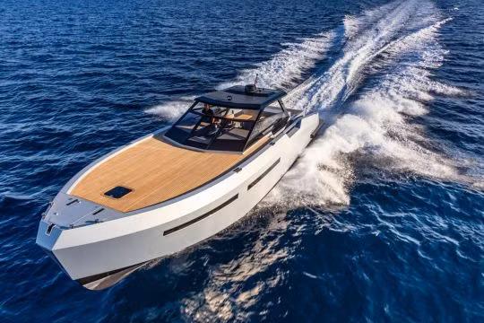 Du thuyền được chế tạo từ hỗn hợp carbon, có thiết kế đặc biệt ở hai bên sườn.