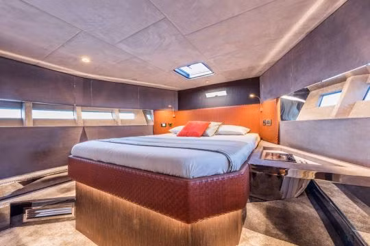 Bên trong siêu du thuyền là nội thất sang trọng với ghế bọc da cao cấp.