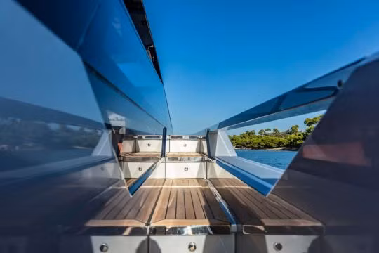 Trên boong tàu còn có nhiều không gian để tắm nắng.