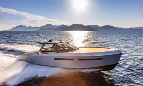 Chiếc du thuyền dài 14 mét với vẻ bề ngoài tối giản và thanh lịch.