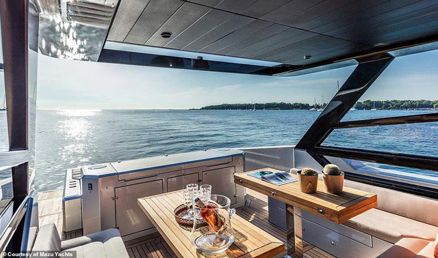 Khu vực ăn uống thiết kế độc đáo giúp du khách vừa thưởng thức vừa ngắm cảnh biển.