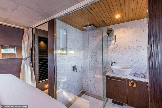 Phòng tắm lát đá cẩm thạch.