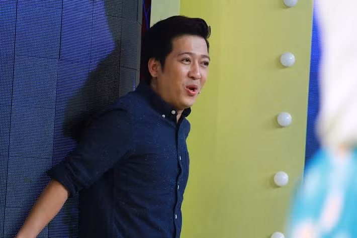 Nổi đình đám qua vai diễn "Mười Khó", Trường Giang nhanh chóng trở thành danh hài đắt show và sở hữu lượng fan lớn trong làng giải trí. Anh còn đảm nhận vị trí giám khảo nhiều chương trình truyền hình. Ảnh: Lifestyle.