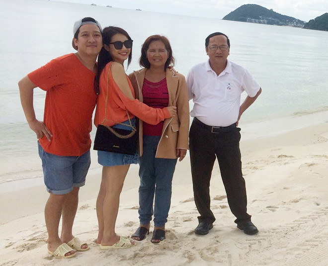 Khi có tiền, Trường Giang không quên tích cóp xây nhà cho bố, viện trợ cho các anh trai mua nhà, giúp các thành viên sớm an cư, ổn định công việc. Ảnh: Zing.