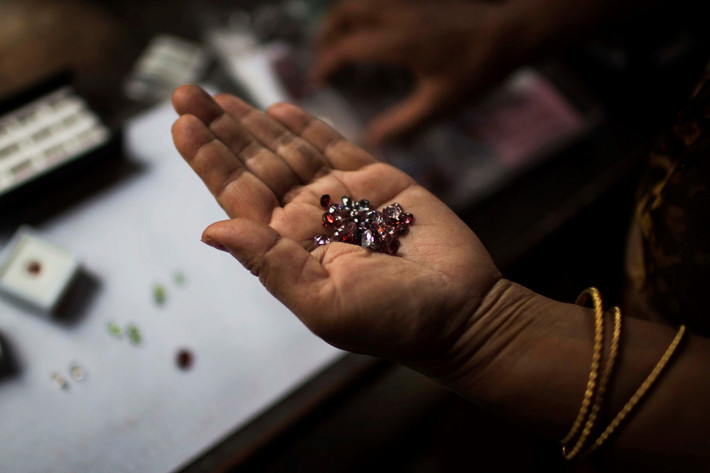 Cấu tạo địa chất khiến đất ở Mogok sở hữu nhiều loại đá quý, từ ngọc bích, saphia, thạch anh tím cho tới kim cương. Trong đó, sản vật quý nhất của nơi đây là các viên đá ruby. Ảnh: BI.