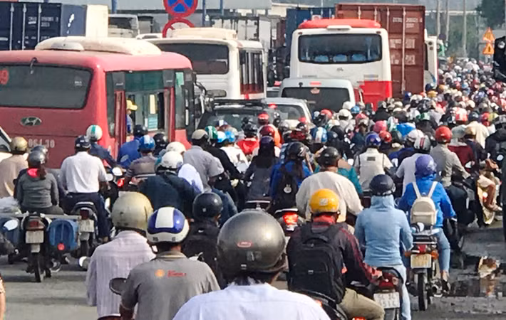 Tuy nhiên, lượng xe cộ đổ đông đúc về đã khiến tình hình giao thông ở cửa ngõ phía Đông TP.HCM theo cả 2 hướng ra vào trung tâm Sài Gòn vô cùng phức tạp.