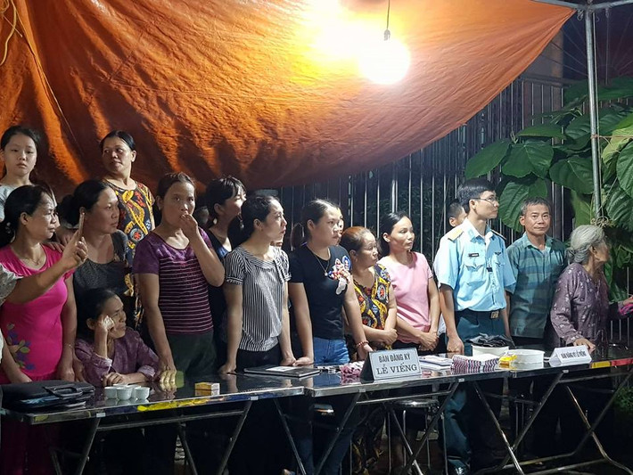 Người thân, họ hàng, chòm xóm đón phi công máy bay Su-22 Phạm Giang Nam về với quê nhà.