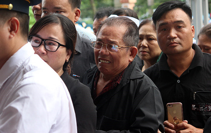 Suốt quá trình tổ chức lễ truy điệu và lễ hỏa táng, hình ảnh ông Phạm Văn Mỹ nghẹn ngào rơi lệ dù đã cố kìm nén khiến nhiều người xúc động.