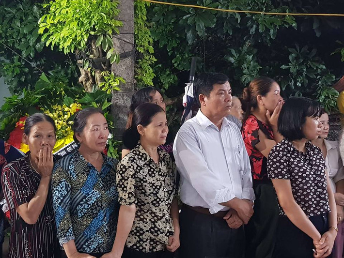 Ai nấy đều thương tiếc, đớn đau.