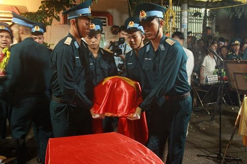 Đại tá Phạm Giang Nam đã trở về nhà trong vòng tay đồng đội.