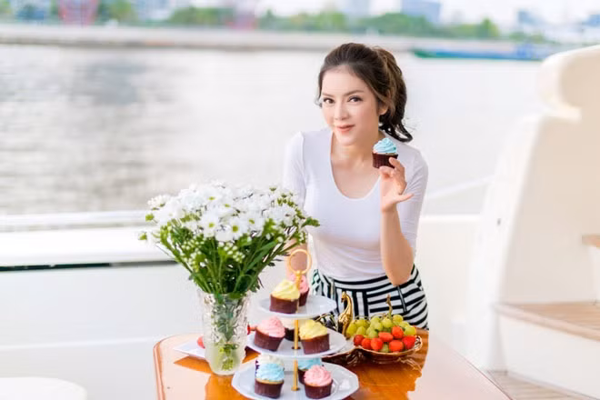 ...nữ diễn viên tự tay vào bếp chuẩn bị mọi thứ - Ảnh: Internet