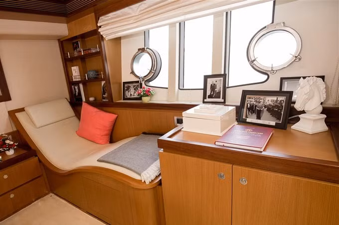 Chiếc du thuyền của nữ diễn viên, doanh nhân Lý Nhã Kỳ được xếp vào dòng cao cấp hàng đầu thế giới với thiết kế tinh tế đầy đủ tiện nghi gồm phòng ăn, phòng khách và ba phòng ngủ... vô cùng thoáng mát.