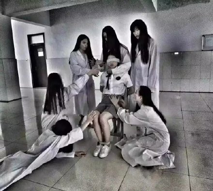 Theo nickname Minh Hà bình luận: "Có lẽ tất cả sẽ giữ lại những chiếc áo đỏ nhoe nhoét làm kỷ niệm một thời học sinh nghịch ngợm. Nhưng kiểu chụp ảnh này sẽ khiến nhiều người phải phát sợ và nó mất đi vẻ ngoài hồn nhiên, ngây thơ của tuổi học trò".