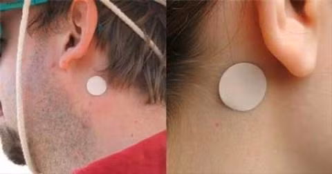 Theo phương thức truyền thống, nhiều người sử dụng cao dán sau mang tai để phòng những cơn say xe.