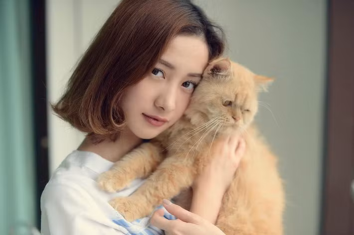 Jun Vũ bắt đầu nghề mẫu từ bên Thái năm 16 tuổi, sau đó cô nàng này bắt đầu thử sức với những vai trò khác như người mẫu hay diễn viên đóng quảng cáo. Tuy nhiên, phải đến 2 năm sau, Jun Vũ mới định hướng rõ ràng con đường nghệ thuật của mình.