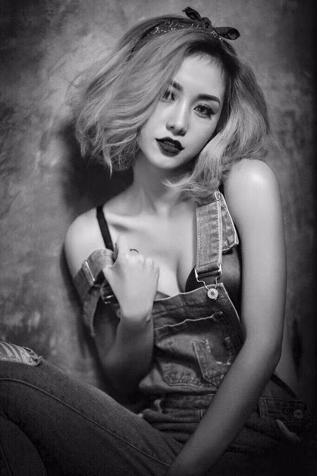 Tuy sở hữu chiều cao khiêm tốn (1m62) song hot girl Jun Vũ lại ghi điểm trong mắt mọi người bởi thần thái và phong cách biểu diễn nội tâm có chiều sâu, đặc biệt là qua ánh mắt.