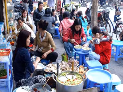 Theo chia sẻ của anh Hiếu chủ một quán bún dọc mùng trên phố Hàng Điếu cho biết, để có được những bát bún ngày Tết, quán của đã phải chuẩn bị sẵn lượng thực phẩm từ mấy ngày trước.Nếu để sát hay đúng dịp Tết mới nhập thì bán hàng sẽ không có lãi mấy dù giá bán đã tăng mạnh.