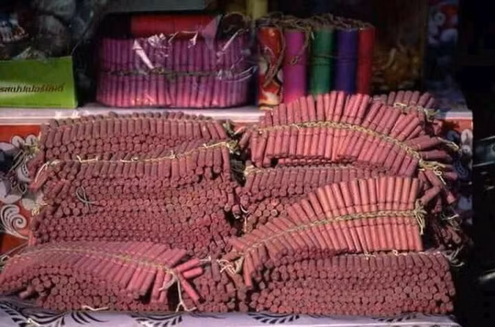 Ngoài bánh chưng, cây Nêu thì Tết xưa còn đặc biệt với những tiếng đùng đoàng, tí tách của các dây pháo hồng. Ngày nay, do sự nguy hiểm nên việc đốt pháo đã bị cấm. Nhưng trên mạng xã hội những dân mạng 7X, 8X vẫn "gây nhớ" tiếng pháo bằng việc sưu tầm những bức ảnh cực độc và hiếm.