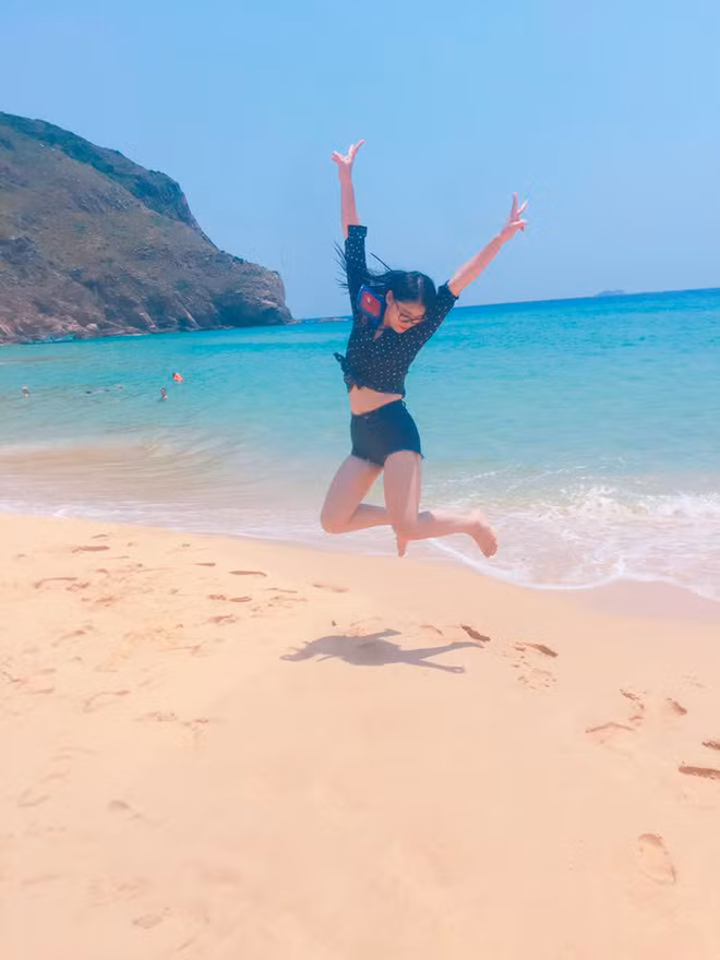 Cũng chính vì sở hữu thân hình già trước tuổi vì béo, Nhật Lệ thường bị bạn bè trêu chọc và xa lánh. Cũng nhận thức bản thân mình kém xinh, cô bạn 9X này thành ra tự ti và sống khép mình hơn với bạn bè cùng lớp và quanh khu hàng xóm.