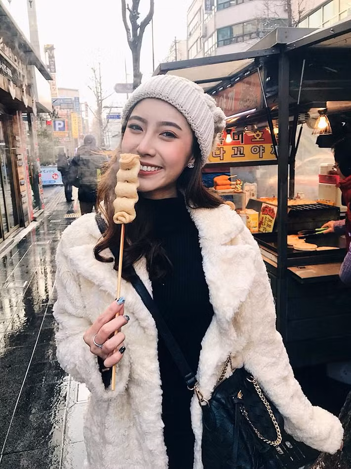 Cách ăn mặc phóng khoáng khoe thân hình quyến rũ, gương mặt đẹp không góc chết cùng nụ cười sáng hơn sao, cô bạn Thái Lan trở nên "hot" hơn bao giờ hết với dân mạng trong những ngày qua.