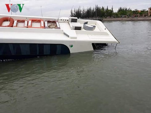 Tàu được kéo về neo tại bến Tắc Xuất.