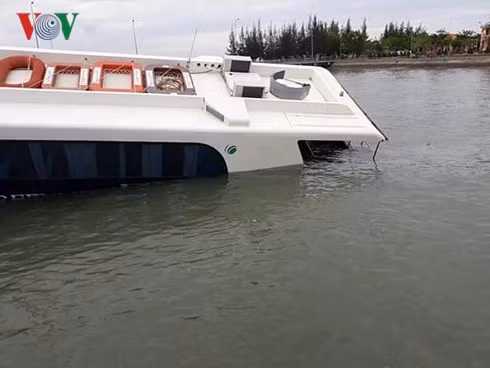 Tàu được kéo về neo tại bến Tắc Xuất.