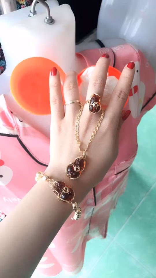 Đa phần những món quà các chị em khoe được tặng đều là nữ trang.