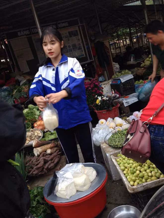 Mới đây, hình ảnh cô gái bán đậu phụ tại Lào Cai gây ấn tượng với cộng đồng mạng bằng nhan sắc xinh đẹp đã trở thành chủ đề nóng và được nhiều fanpage chia sẻ hình ảnh. Bên cạnh đó, không ít người đã phải cất công đi tìm trang cá nhân của cô nàng này để thêm những khoảnh khắc xinh đẹp khác.