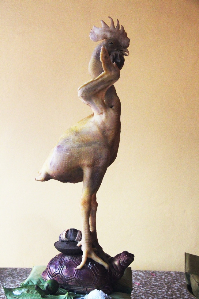 Thay cho chân hạc, người dân cúng rằm bằng cách cho chú gà luộc tạo hình.