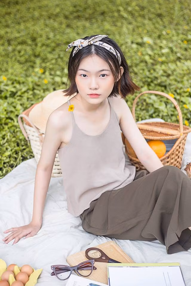 Vẻ đẹp lạ, khuôn mặt ấn tượng khiến Thùy Dương lúc nào cũng giống như một nhân vật trong truyện tranh trong các shoot hình, cũng chính bởi vậy cô bạn người mẫu lookbook này nhanh chóng ghi điểm trong mắt nhiều người.