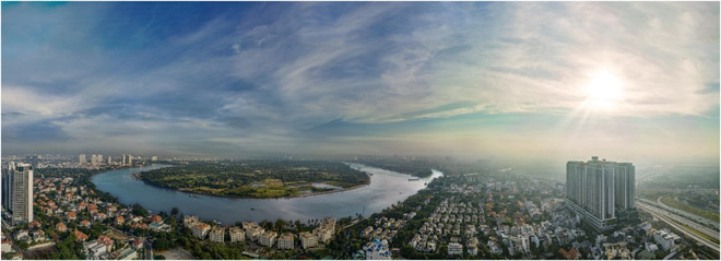 Q2 Thao Dien là dự án Frasers Property đầu tư. Với khối tài sản trị giá đến 28 tỉ USD (tính đến 12/2017), chủ đầu tư này đã ghi những dấu ấn qua những dự án chất lượng cao trên thế giới. Đến với Việt Nam, Frasers Property thể hiện tầm nhìn sâu rộng khi đầu tư vào tòa cao ốc văn phòng thương mại 22 tầng Mê Linh Point tại trung tâm quận 1, dự án căn hộ dịch vụ Fraser Suites Hanoi (185 phòng) tại Hà Nội và Capri by Frasers (175 phòng), tại quận 7, TP.HCM.