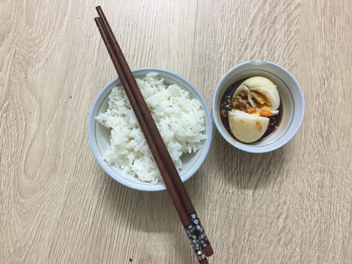 Ngay sau khi những món ăn huyền thoại của thế hệ 8X và 9X đời đầu được đăng tải, rất nhiều ý kiến của dân mạng đã được đưa ra, đa phần họ đều kể những câu chuyện hoài niệm về những đồ ăn này và làm "dậy sóng" tuổi thơ của một thuở khó.