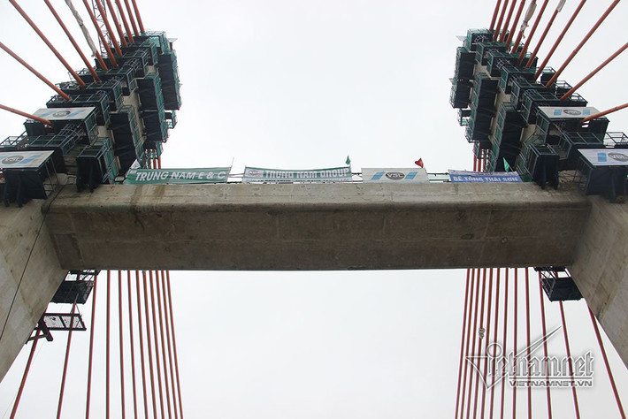 Cầu do công ty CP BOT cầu Bạch Đằng làm chủ đầu tư với kinh phí hơn 7.600 tỷ đồng và được thực hiện bằng hình thức BOT.