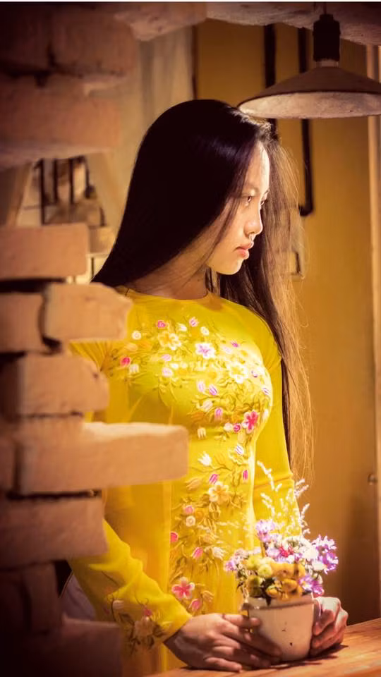 Sở hữu gương mặt ưa nhìn cùng các vòng nở nang và săn chắc, nữ HLV thể hình Huỳnh Vương Anh Túc đã có câu trả lời cho nhiều người khi các nữ gymer mặc áo dài sẽ ra sao.