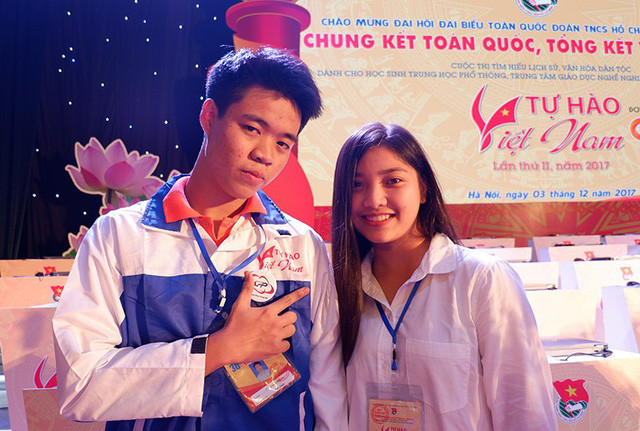 Được biết cô nàng chính là Nguyễn Thị Thúy Ngân sinh năm 1999, hiện đang là sinh viên năm nhất khoa Du lịch, trường ĐH KHXH&amp;NV TPHCM. Ngân cho biết, cô nàng đến trường quay để cổ vũ cho quán quân Đường lên đỉnh Olympia -Trần Nguyễn Nhất Tín. Dù hơn tuổi Tín nhưng cả hai đã chơi thân với nhau được hơn 2 năm.