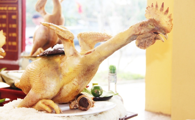 Ngoài gà đứng, gà quỳ thì năm nay nhiều gia đình cũng khoe ảnh nhà mình gà cúng còn biết "bay".