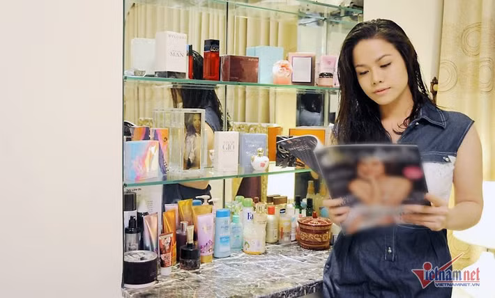 Là người đi diễn nhiều nơi trong và ngoài nước, ít nhiều Nhật Kim Anh cũng chọn cho mình những sản phẩm trong nhà theo đúng gu thẩm mỹ của mình từng mơ ước. Một cái tủ kính trưng nhiều loại nước hoa cô yêu thích.