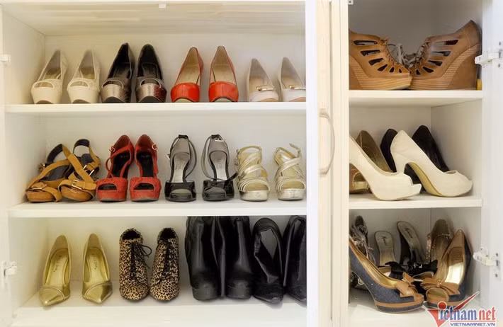 Tủ giày của nữ diễn viên rất đa dạng, từ giày đi thường ngày tới những đôi chuyên phục vụ công việc biểu diễn, đi sự kiện.