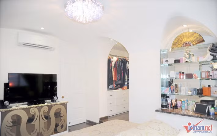 Nhật Kim Anh có riêng một phòng nhỏ trưng bày hàng trăm bộ trang phục đi tiệc, đi diễn... Một khu đựng nước hoa, đồ mỹ phẩm để mình làm đẹp.