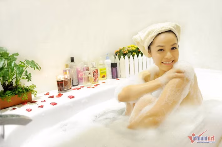 Hỏi Nhật Kim Anh thích gì nhất trong ngôi nhà này? Cô đáp ngay: “Phòng tắm với một cái bồn nước đầy xà phòng, hoa thơm để mỗi lần đi làm mệt về, thả người xuống và ngâm mình thoả thích với những ý nghĩ phiêu bồng.