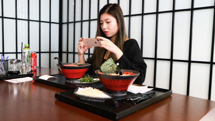 Có mặt trong khu vực nhà hàng Aori Ramen, mỗi lượt sẽ có 6 khách hàng được vào cửa hàng. Sau khoảng thời gian 5-10 phút, cửa hàng sẽ tiếp tục để nhóm khách hàng tiếp theo đến gọi món.