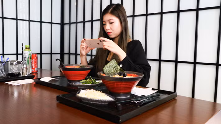 Có mặt trong khu vực nhà hàng Aori Ramen, mỗi lượt sẽ có 6 khách hàng được vào cửa hàng. Sau khoảng thời gian 5-10 phút, cửa hàng sẽ tiếp tục để nhóm khách hàng tiếp theo đến gọi món.