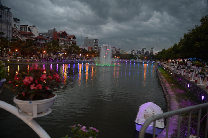 Toàn cảnh khu hồ được trang trí đèn, hoa thuộc tuyến phố đi bộ Trịnh Công Sơn.
