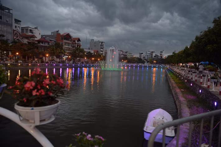 Toàn cảnh khu hồ được trang trí đèn, hoa thuộc tuyến phố đi bộ Trịnh Công Sơn.