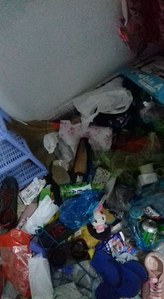 Ngủ giữ đống đồ ngổn ngang như vậy nhưng trong mắt nhiều nữ sinh vẫn còn gọn gàng chán.