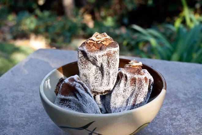 Quả hồng được xem là sản vật quốc gia ở Nhật Bản. Trong đó hồng giòn (amagaki) có đặc trưng là giòn, ngọt, quả chín vẫn giòn, dùng để ăn trực tiếp. Loại hồng giòn này được lựa chọn khắt khe khi đưa ra thị trường.