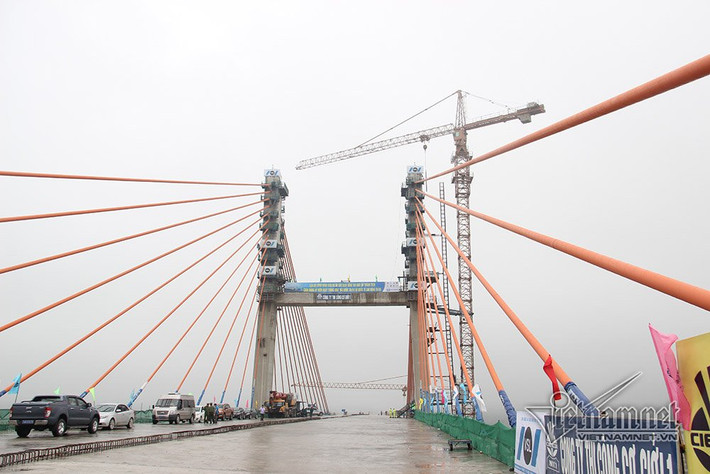 Cầu Bạch Đằng dài 3 km với 4 nhịp dây văng, chịu được động đất cấp 8, có 3 trụ chữ H thể hiện tam giác kinh tế giữa TP Hạ Long (Quảng Ninh) - TP Hải Phòng và TP Hà Nội.