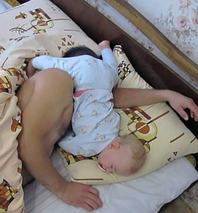 Quấn quýt lấy nhau không rời thế kia mà